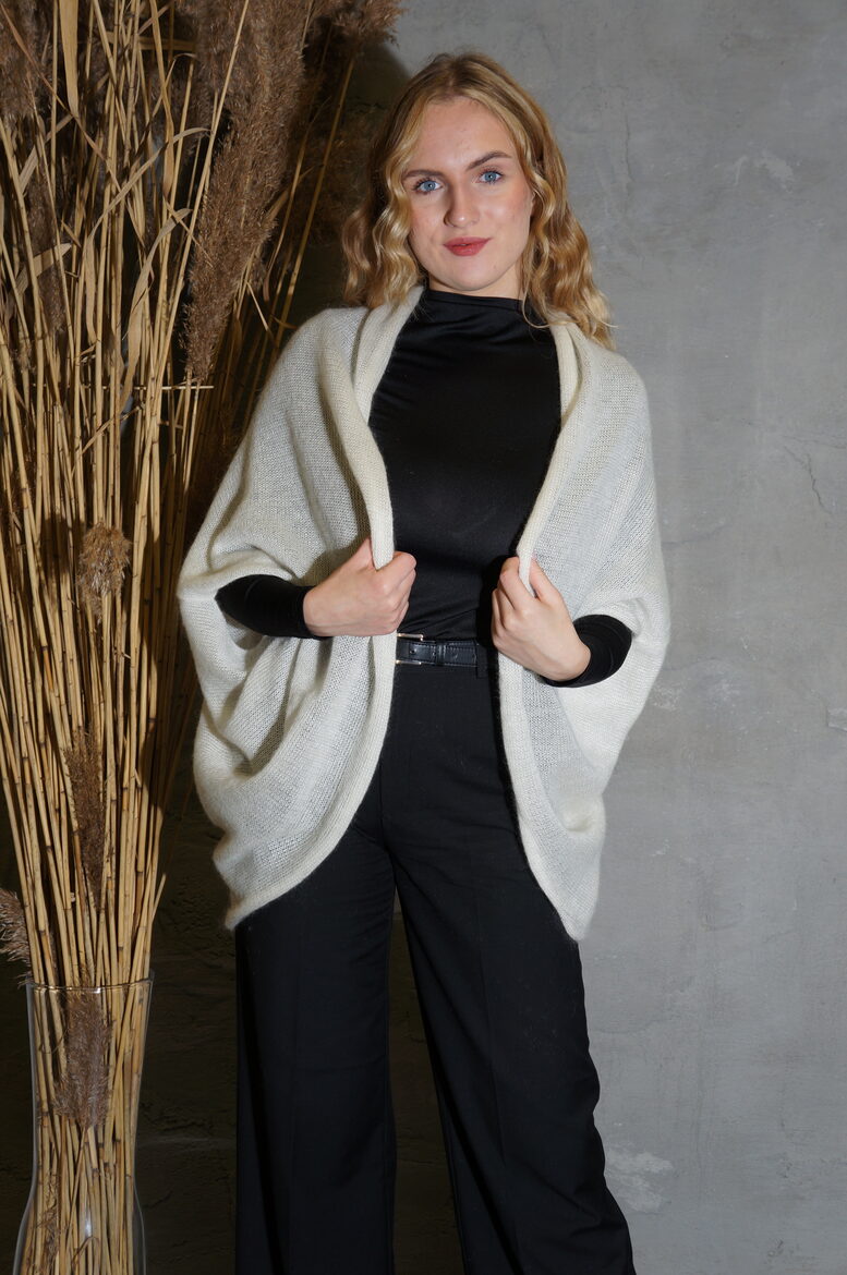 Adīta kidmohēras jaka krēmīgi balta