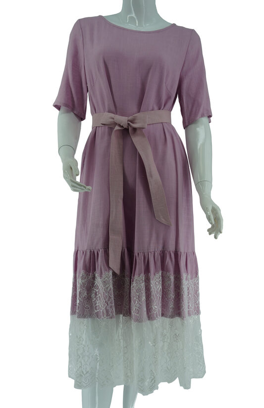 Kleita ceriņu ar baltām mežģīnēm