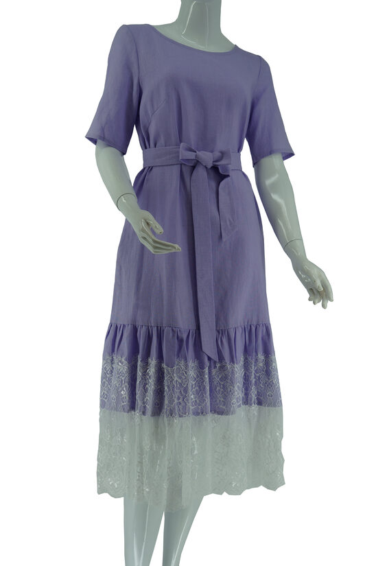 Kleita lillā ar baltām mežģīnēm