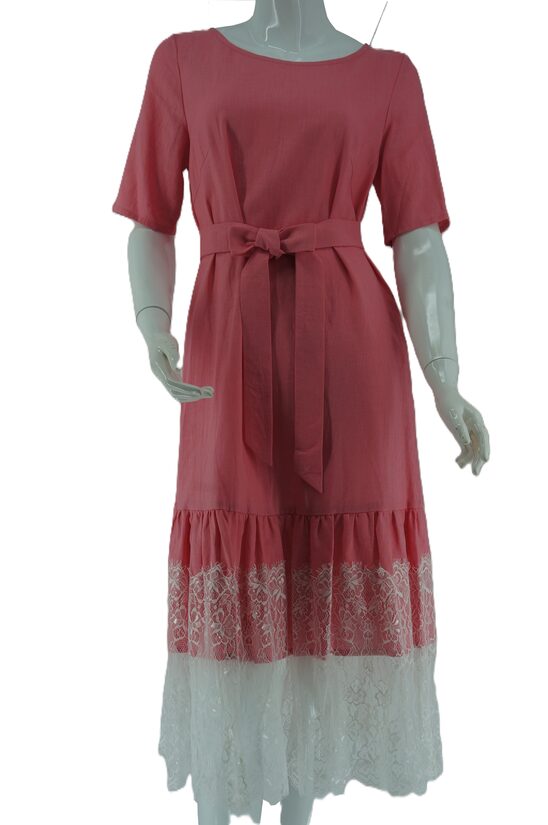 Kleita rozā ar baltām mežģīnēm