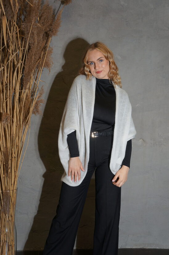 Adīta kidmohēras jaka koši balta