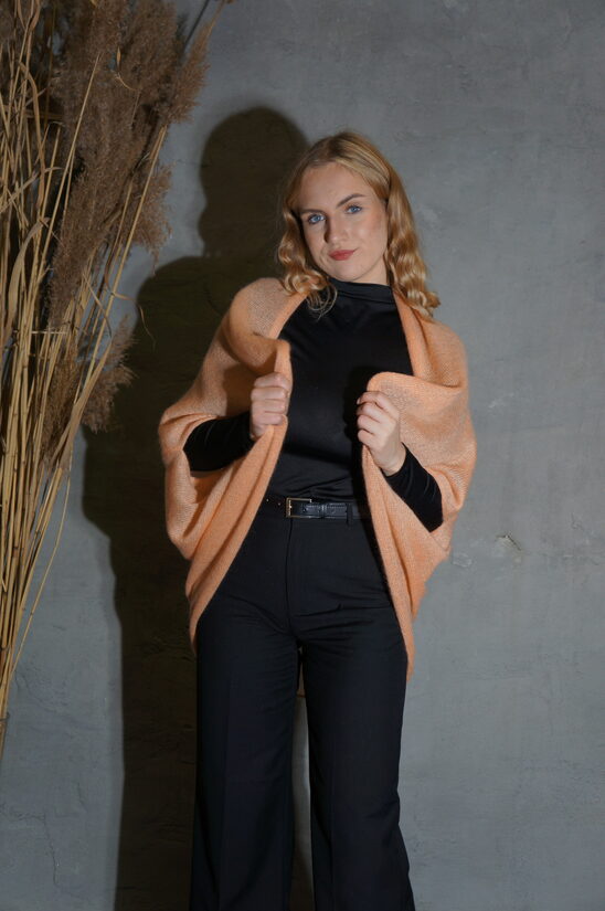 Adīta kidmohēras jaka aprikožu tonī