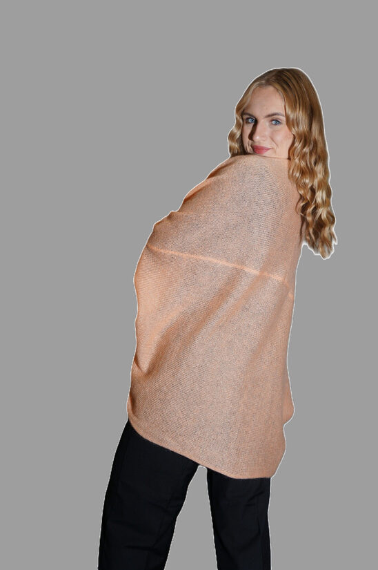 Adīta kidmohēras jaka aprikožu tonī