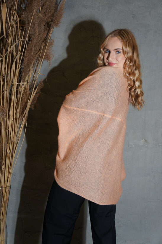 Adīta kidmohēras jaka aprikožu tonī