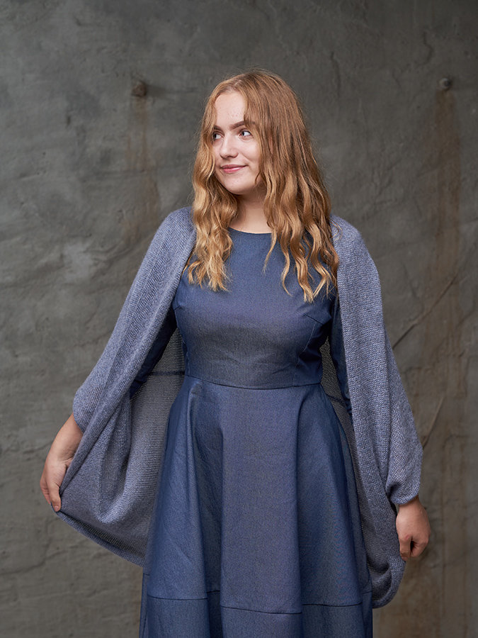 Adīta jaka pelēkzila ar sudraba krāsas diegu