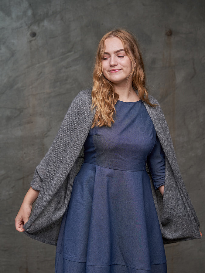 Adīta jaka pelēka ar zelta krāsas diegu