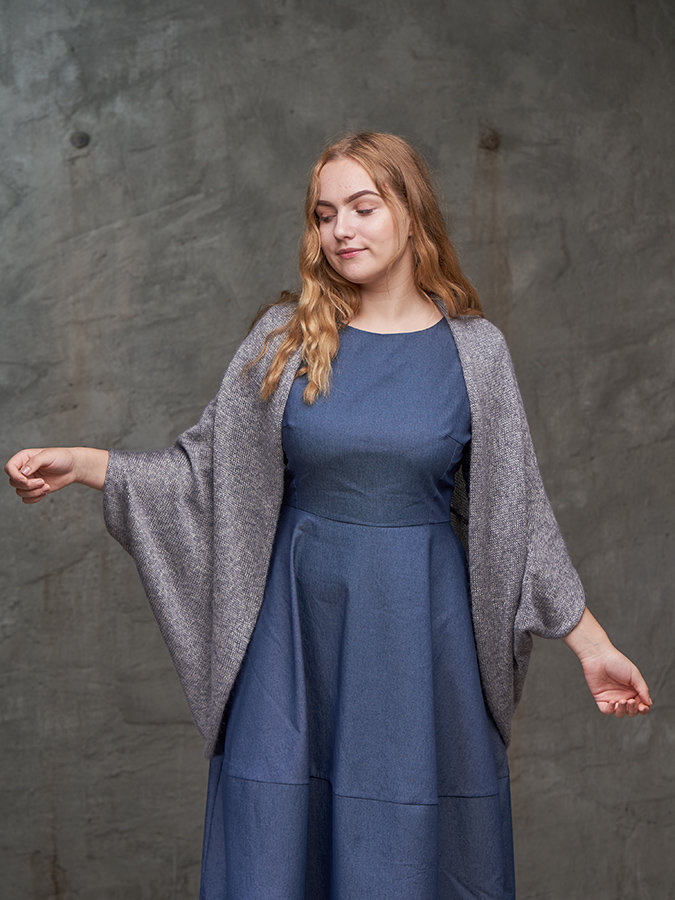 Adīta jaka smilšu pelēka ar zelta krāsas diegu