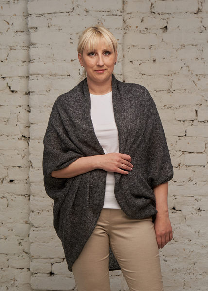 Adīta jaka melni melandža 